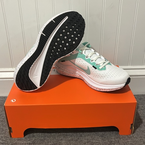 Nike Air Winflo 10 FN7106-100 Womens White/Emerald Rise Black Running Shoes Sz 6 - Picture 9 of 11